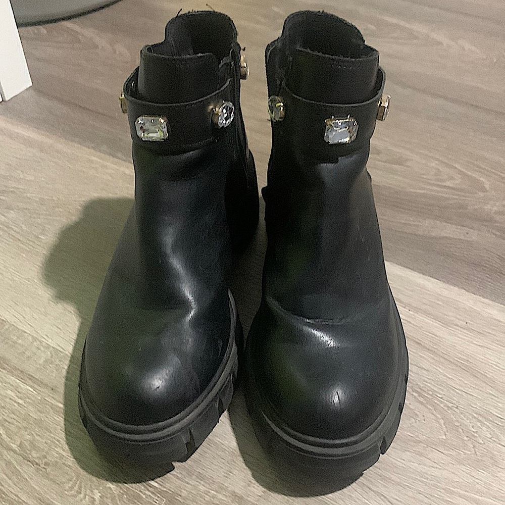 I am selling this black shoes